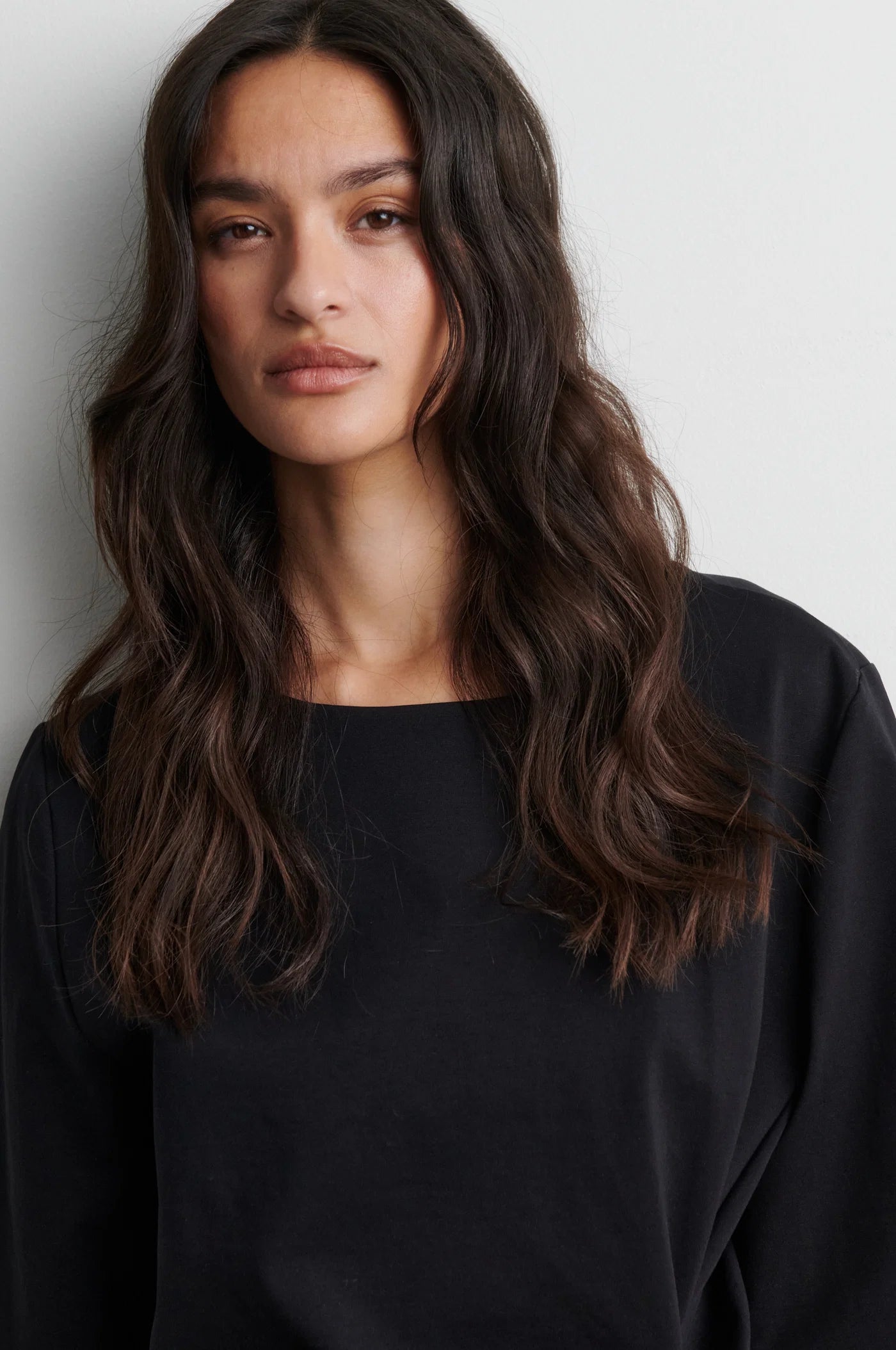 Second Female Arkai Drape Damen Top Schwarz mit Rundhalsausschnitt und kurzen Ärmeln
