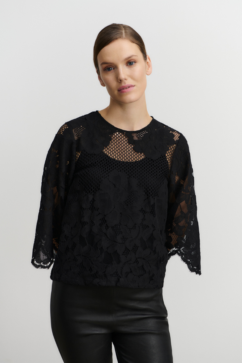 Bluse von Frau getragen aus Spitze in schwarz von Rosemunde Copenhagen im youmee.market bern