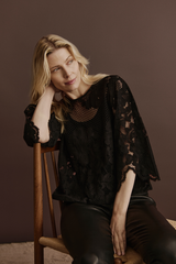 Bluse von Frau getragen aus Spitze in schwarz von Rosemunde Copenhagen im youmee.market bern