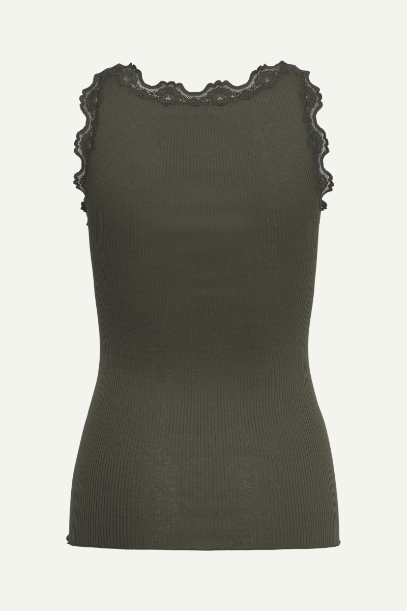 Top in olivegrün mit Spitze am Ausschnitt von Rosemunde Copenhagen im youmee.market bern