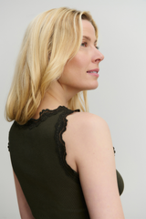 Top von Frau getragen in olivegrün mit Spitze am Ausschnitt von Rosemunde Copenhagen im youmee.market bern