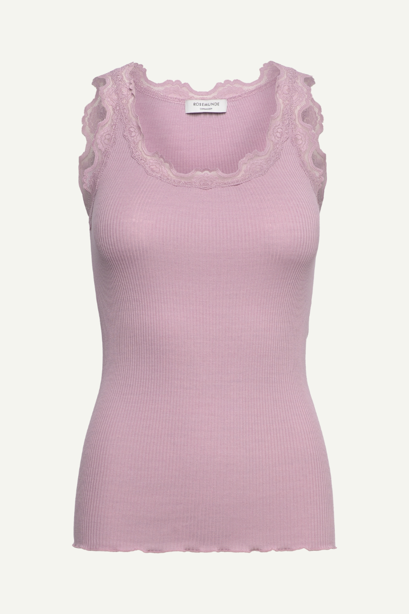 Top in altrosa mit Spitze am Ausschnitt von Rosemunde Copenhagen im youmee.market bern