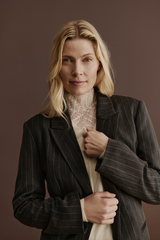 Longsleeve von Frau getragen in creme mit Spitze am V-Ausschnitt und Rollkraken von Rosemunde Copenhagen im youmee.market bern