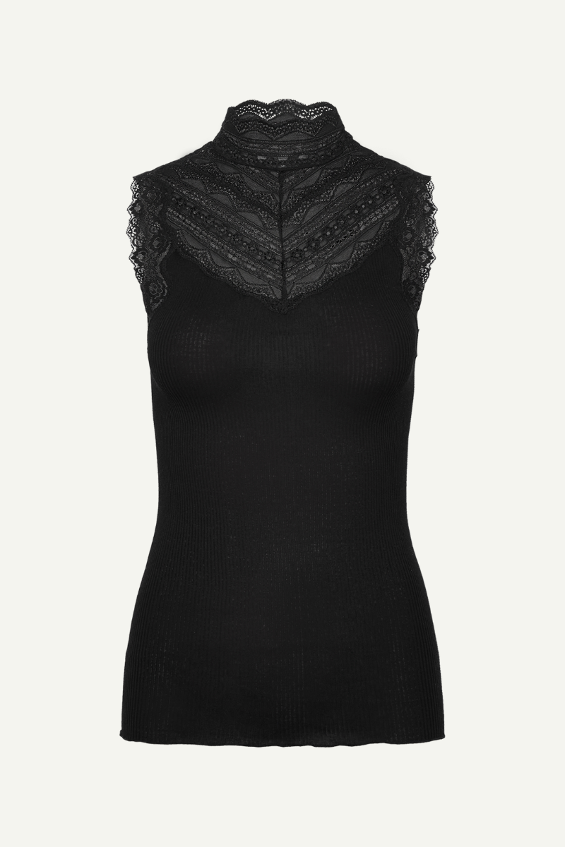 Top von Frau getragen mit Rollkragen in schwarz mit Spitze an Dekolleté und Kragen von Rosemunde Copenhagen im youmee.market bern