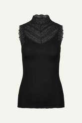 Top von Frau getragen mit Rollkragen in schwarz mit Spitze an Dekolleté und Kragen von Rosemunde Copenhagen im youmee.market bern