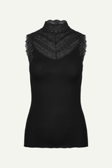 Top von Frau getragen mit Rollkragen in schwarz mit Spitze an Dekolleté und Kragen von Rosemunde Copenhagen im youmee.market bern