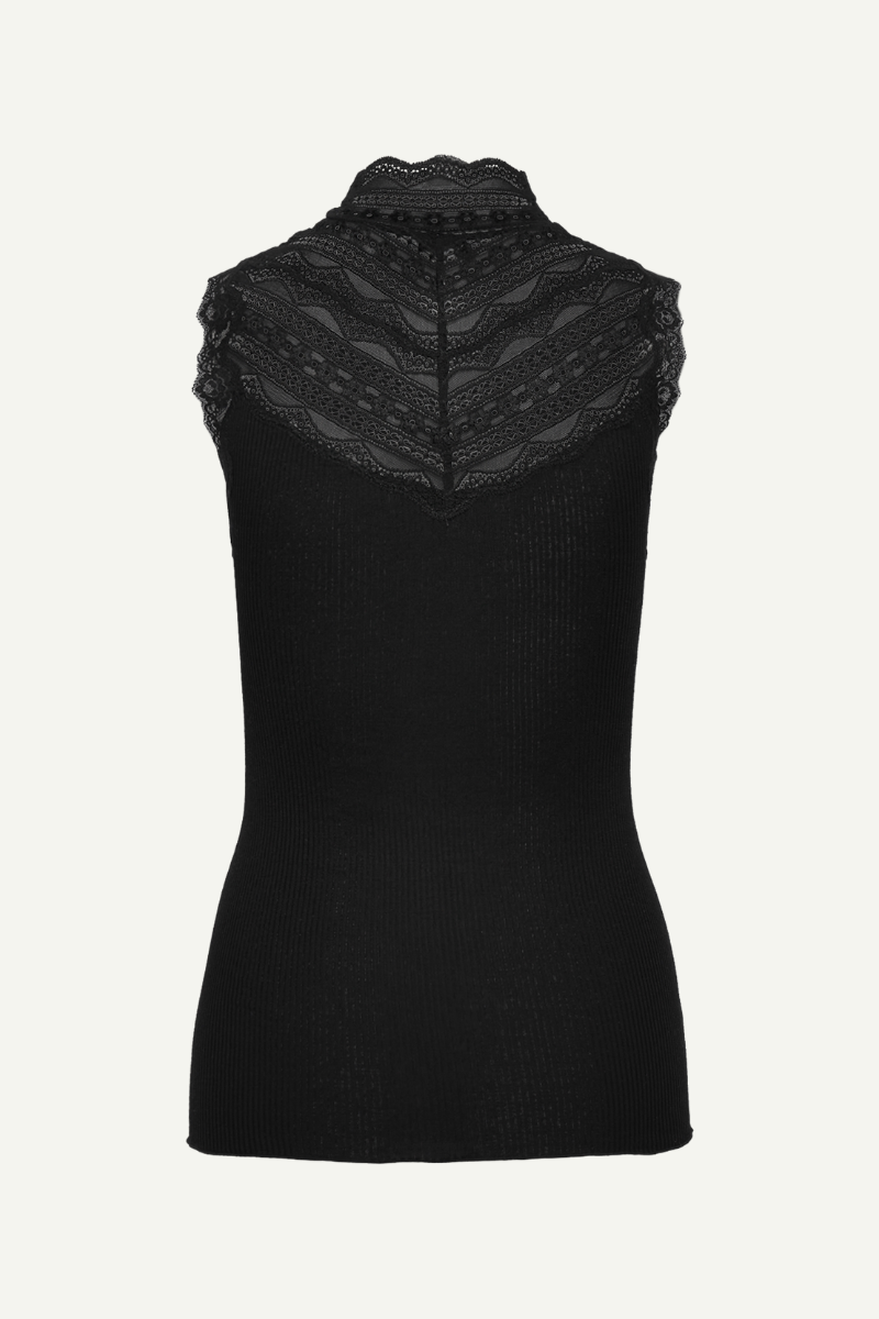 Top von Frau getragen mit Rollkragen in schwarz mit Spitze an Dekolleté und Kragen von Rosemunde Copenhagen im youmee.market bern