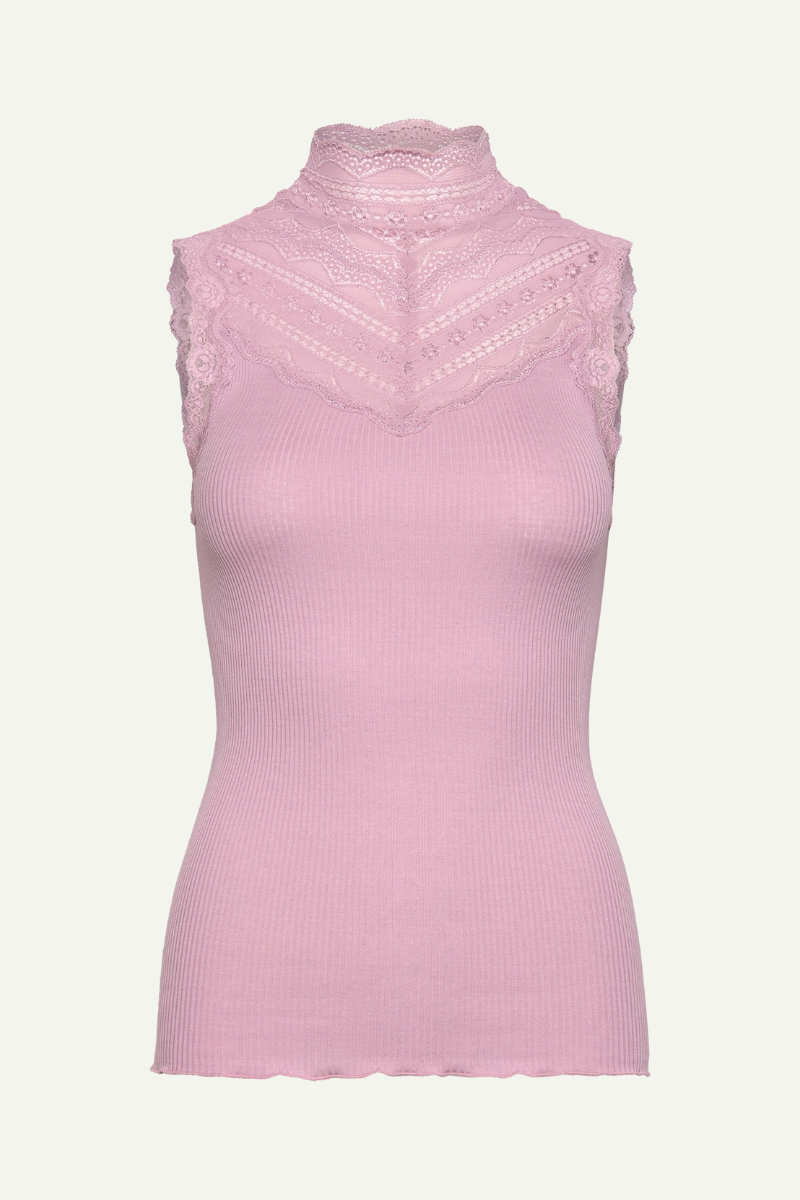 Top mit Rollkragen in altrosa mit Spitze an Dekolleté und Kragen von Rosemunde Copenhagen im youmee.market bern