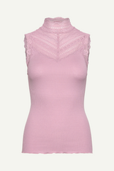 Top mit Rollkragen in altrosa mit Spitze an Dekolleté und Kragen von Rosemunde Copenhagen im youmee.market bern