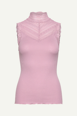 Top mit Rollkragen in altrosa mit Spitze an Dekolleté und Kragen von Rosemunde Copenhagen im youmee.market bern