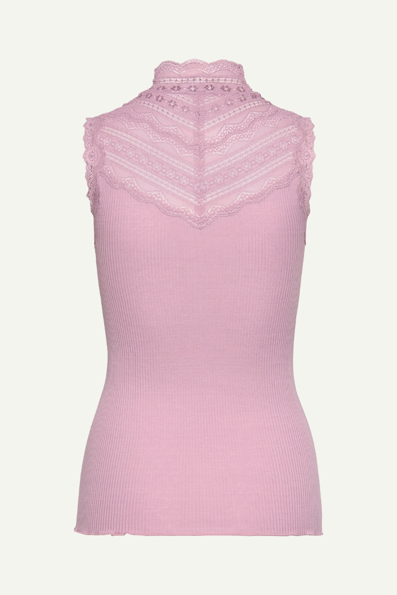 Top mit Rollkragen in altrosa mit Spitze an Dekolleté und Kragen von Rosemunde Copenhagen im youmee.market bern