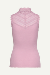 Top mit Rollkragen in altrosa mit Spitze an Dekolleté und Kragen von Rosemunde Copenhagen im youmee.market bern