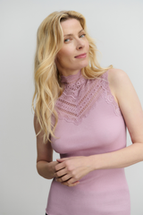 Top von Frau getragen mit Rollkragen in altrosa mit Spitze an Dekolleté und Kragen von Rosemunde Copenhagen im youmee.market bern