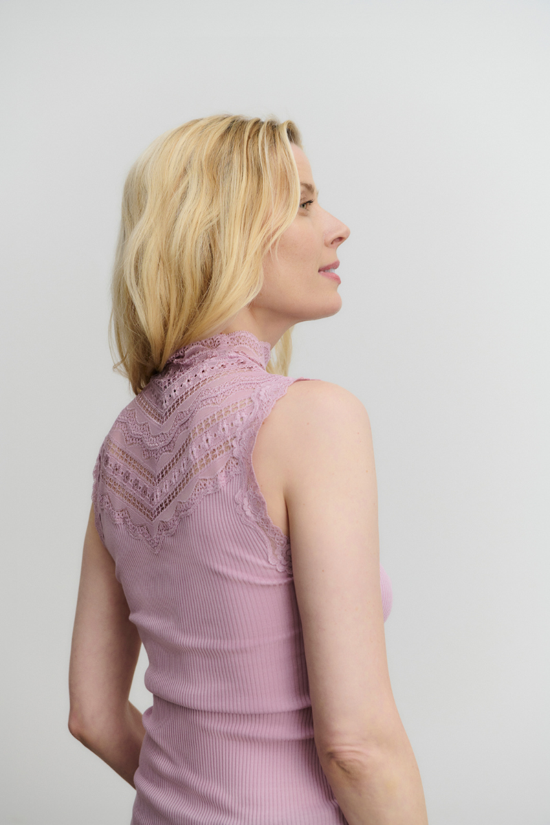 Top von Frau getragen mit Rollkragen in altrosa mit Spitze an Dekolleté und Kragen von Rosemunde Copenhagen im youmee.market bern