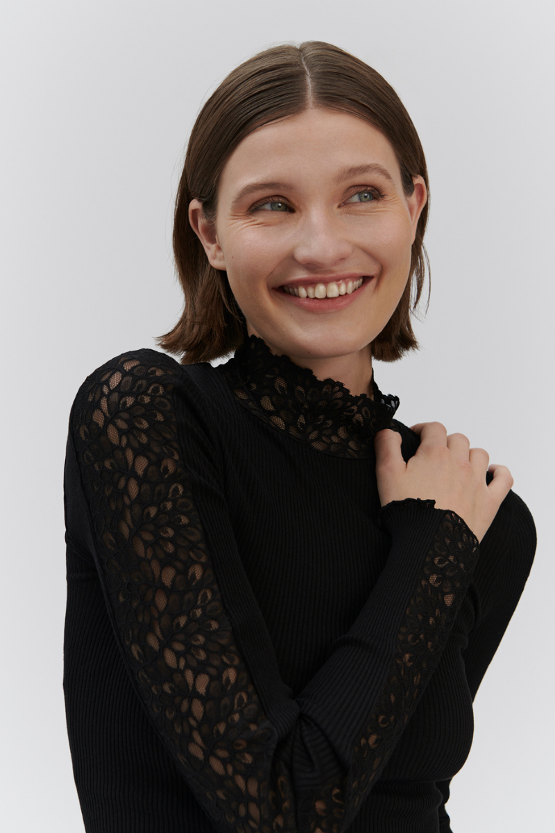 Longsleeve von Frau getragen mit Rollkragen in schwarz mit Spitze an Ärmeln und am Kragen von Rosemunde Copenhagen im youmee.market bern