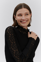 Longsleeve von Frau getragen mit Rollkragen in schwarz mit Spitze an Ärmeln und am Kragen von Rosemunde Copenhagen im youmee.market bern