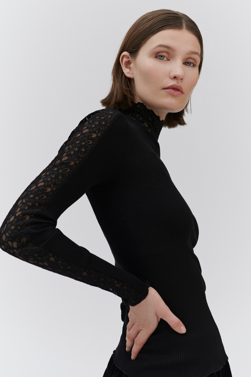 Longsleeve von Frau getragen mit Rollkragen in schwarz mit Spitze an Ärmeln und am Kragen von Rosemunde Copenhagen im youmee.market bern
