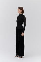 Longsleeve von Frau getragen mit Rollkragen in schwarz mit Spitze an Ärmeln und am Kragen von Rosemunde Copenhagen im youmee.market bern