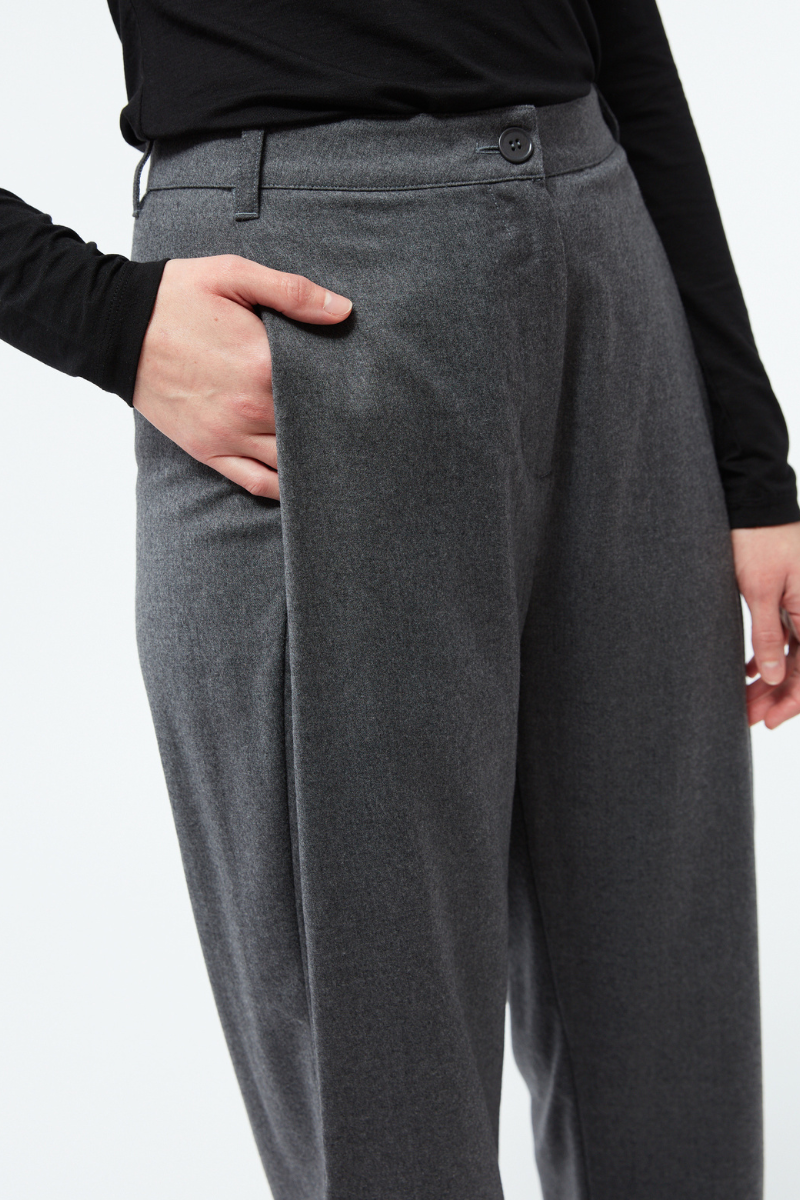 GIVN Berlin GBMaive Hose Grau – Detail mit Bundfalten und seitlicher Eingriffstasche
