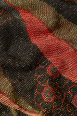 Detailaufnahme eines Retro-inspirierten Stoffes mit floralem Muster