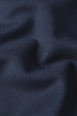 Nahaufnahme eines Jersey-Stoffes in dunkelblau