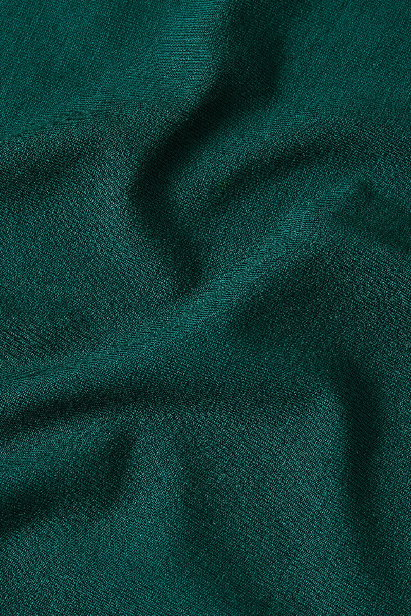 Nahaufnahme eines Jersey-Stoffes in dunkelgrün