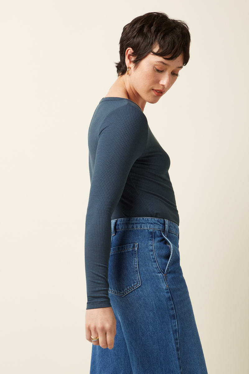 getragener longsleeve shirt lili uni rib in shadow blue von king louie mit high waist jeans im youmee.market