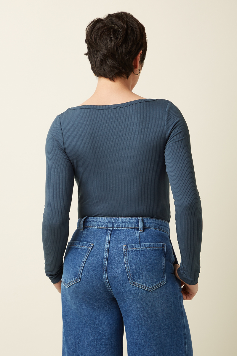 getragener longsleeve shirt lili uni rib in shadow blue von king louie mit high waist jeans im youmee.market