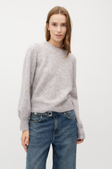 Strickpulli in hellgrau getragen von Frau von mbyM im youmee.market in Bern