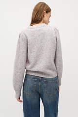 Strickpulli in hellgrau getragen von Frau von mbyM im youmee.market in Bern