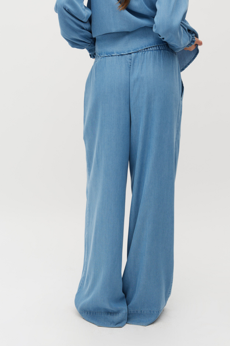 Leichte helle Jeans Palazzo Hose getragen von Frau von mbyM im youmee.market in Bern