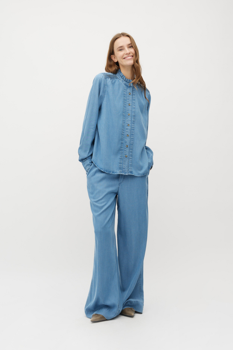 Leichte helle Jeans Palazzo Hose getragen von Frau von mbyM im youmee.market in Bern