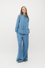 Leichte helle Jeans Palazzo Hose getragen von Frau von mbyM im youmee.market in Bern