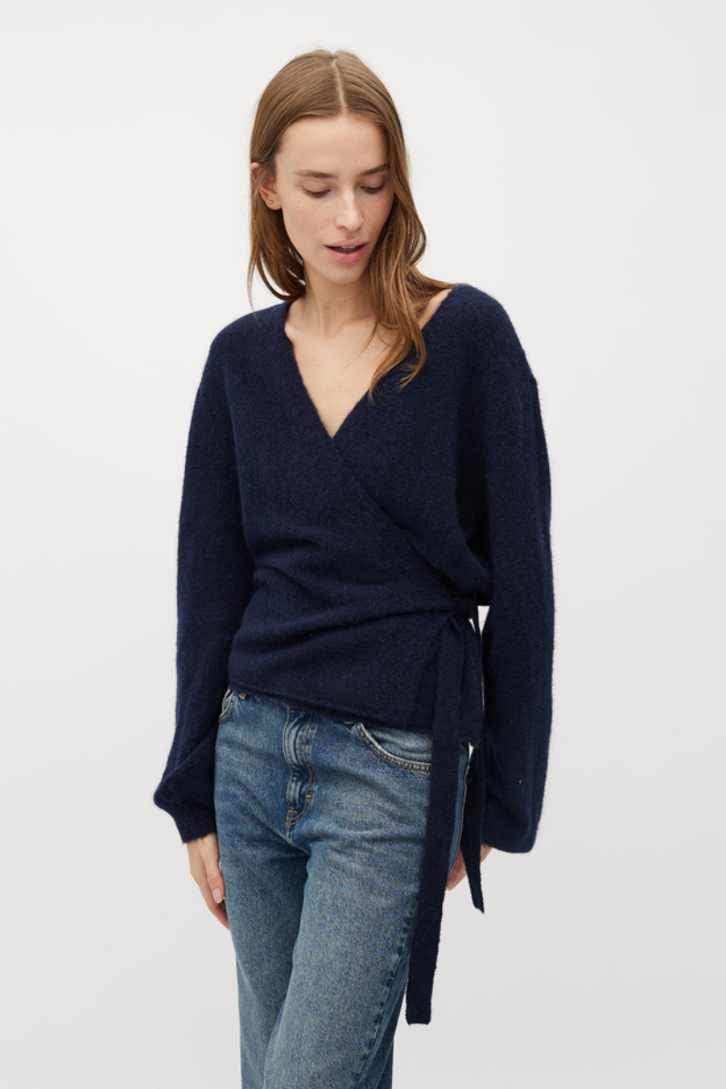 Wickelpulli getragen von Frau in dunkelblau von mbyM im youmee.market in Bern