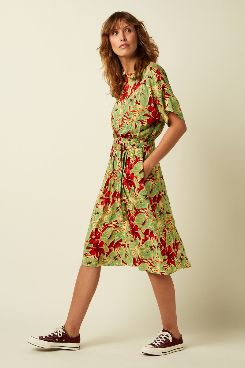 Leichtes Sommerkleid mit Blumenmuster in rot und grün von King Louie im Youmee.market Bern