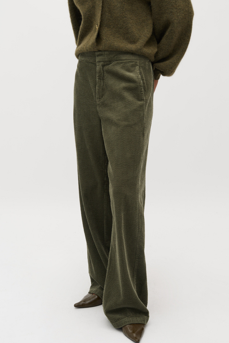Palazzo-Hose manchester cord getragen von Frau in olivegrün von mbyM im youmee.market in Bern