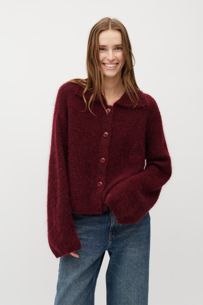 Strickjacke getragen von Frau mit Knöpfen in bordeauxrot von mbyM im youmee.market in Bern