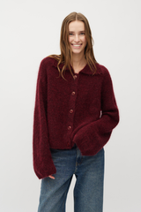 Strickjacke getragen von Frau mit Knöpfen in bordeauxrot von mbyM im youmee.market in Bern