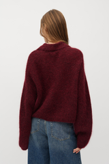 Strickjacke getragen von Frau mit Knöpfen in bordeauxrot von mbyM im youmee.market in Bern