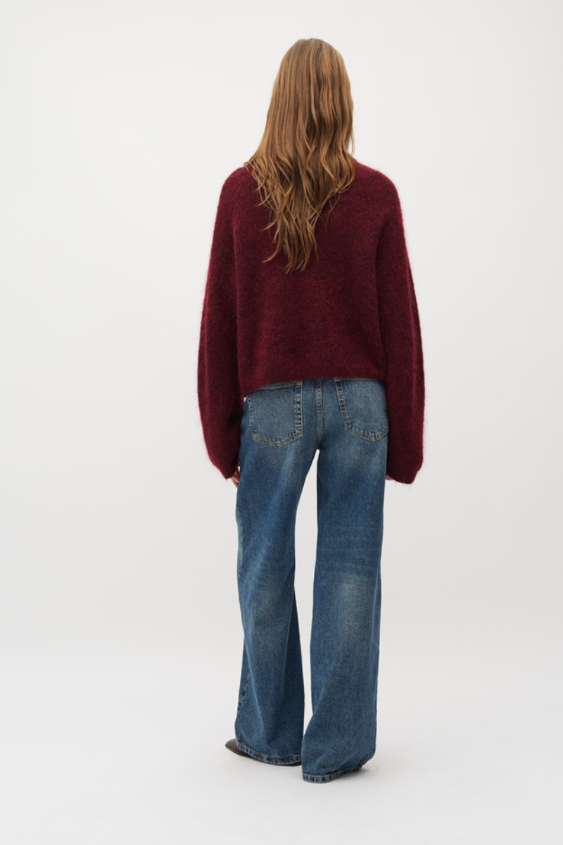 Strickjacke getragen von Frau mit Knöpfen in bordeauxrot von mbyM im youmee.market in Bern