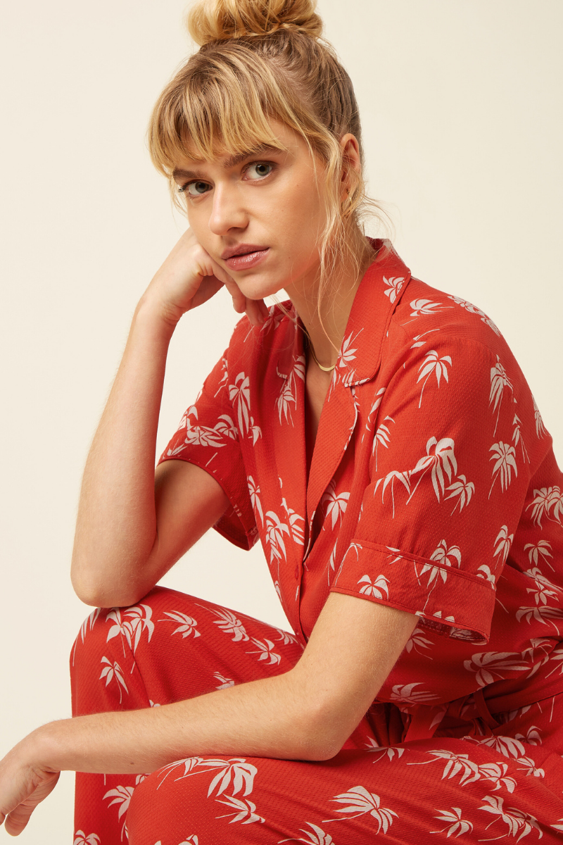 Kurzarm Bluse in Rot mit Palmenprint für den Sommer von King Louie im Youmee.market Bern