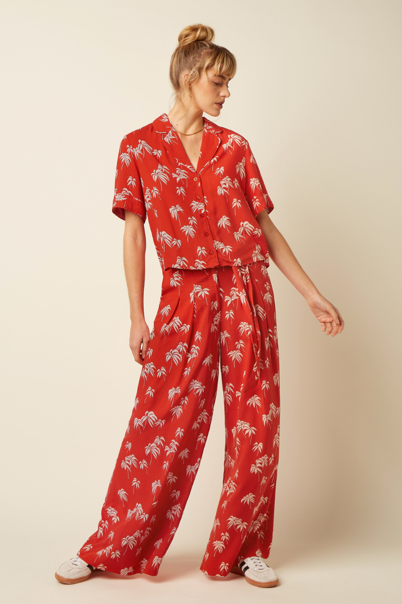 Kurzarm Bluse in Rot mit Palmenprint für den Sommer von King Louie im Youmee.market Bern