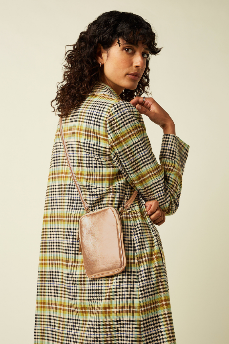 Kleine Cross-Body-Bag und Handytasche in glänzendem Champagner von King Louie im Youmee.market