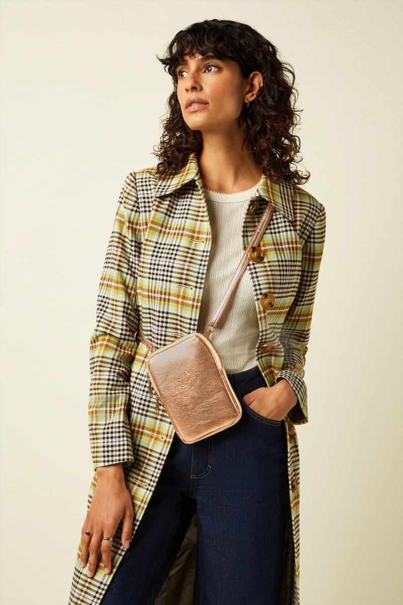 Kleine Cross-Body-Bag und Handytasche in glänzendem Champagner von King Louie im Youmee.market