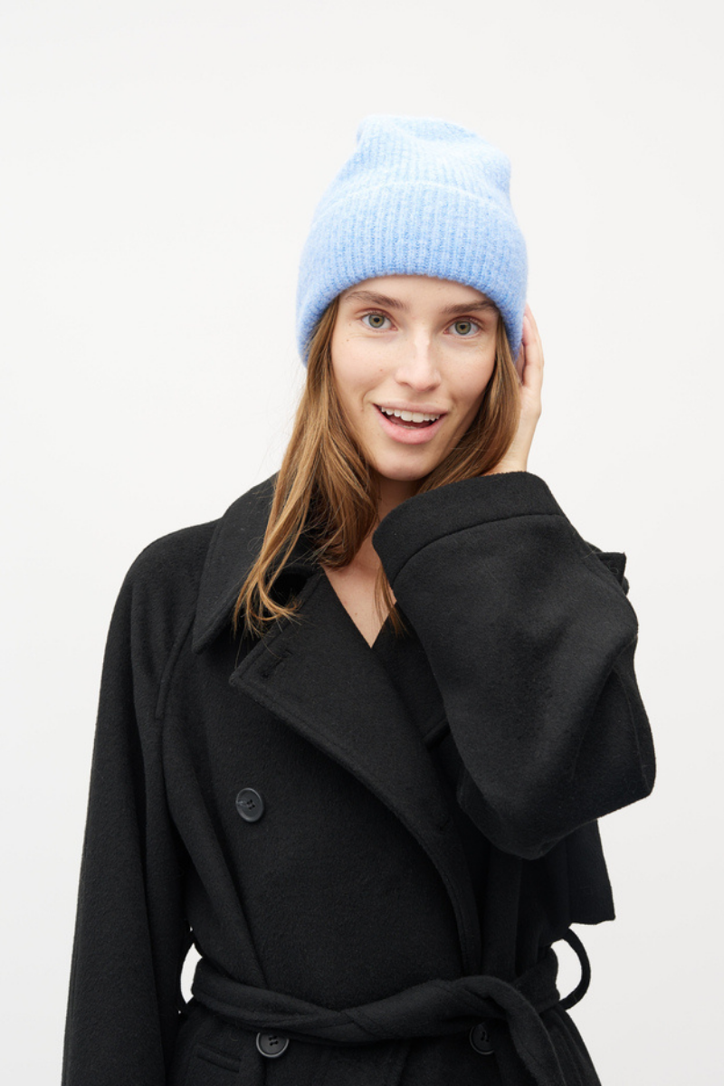 Mütze gestrickt getragen von Frau in hellblau von mbyM im youmee.market in Bern