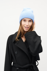 Mütze gestrickt getragen von Frau in hellblau von mbyM im youmee.market in Bern