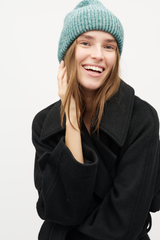 Mütze gestrickt getragen von Frau in türkis von mbyM im youmee.market in Bern