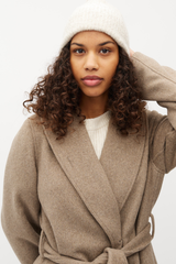 Mütze gestrickt in creme getragen von Frau von mbyM im youmee.market in Bern