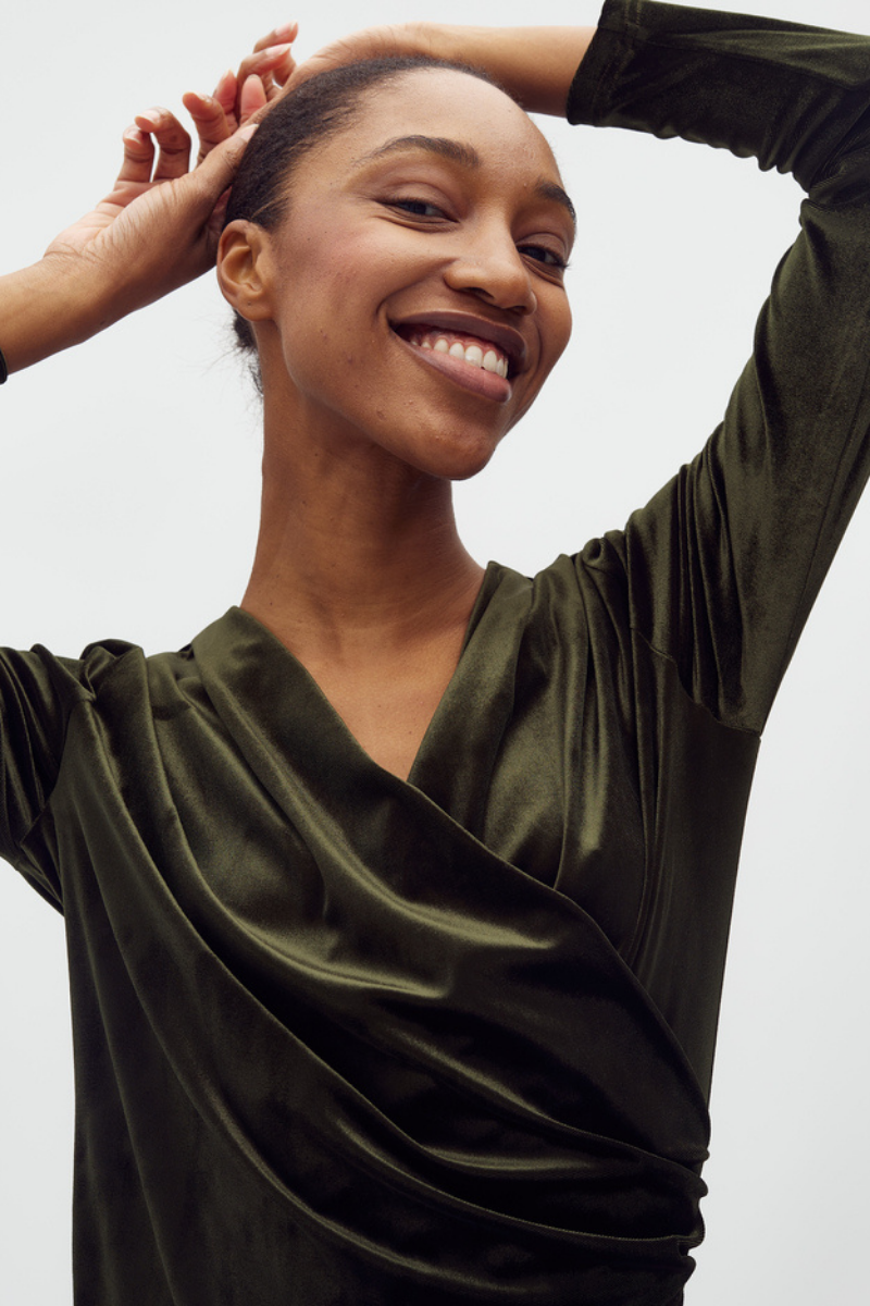 Samtbody langärmelig getragen von Frau von mbyM in grün im youmee.market in Bern