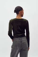 Samtbody langärmelig getragen von Frau in grün von mbyM im youmee.market in Bern